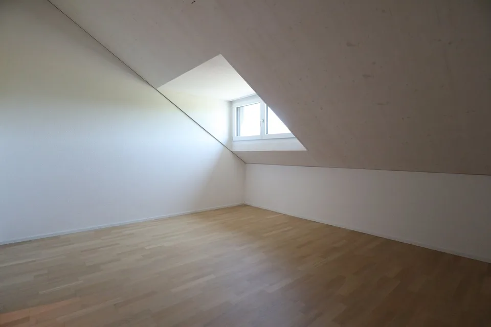 Wow, helle Dachwohnung im Eigentumsstandard mit grosszügigem Balkon