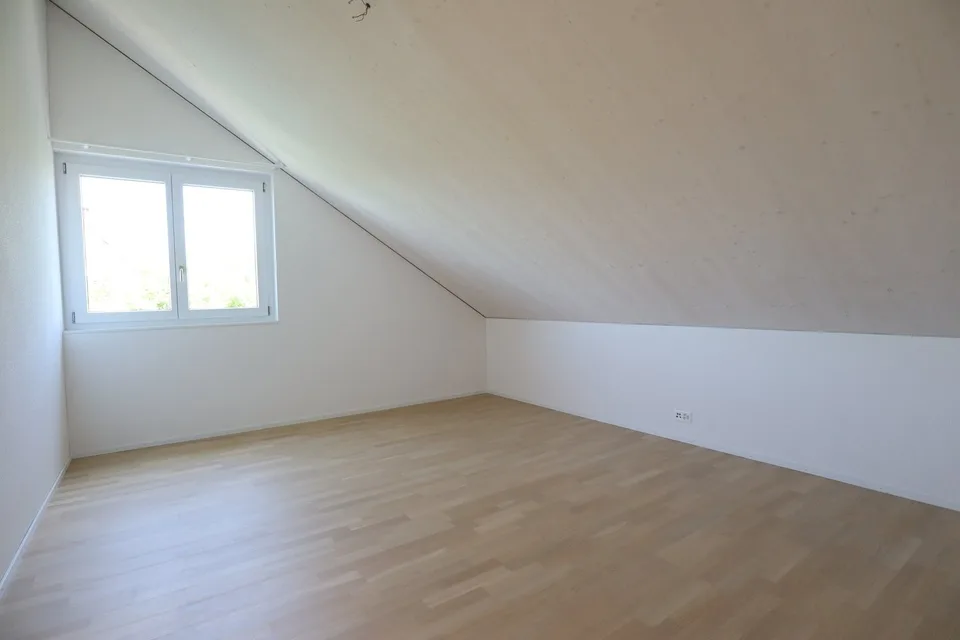 Wow, helle Dachwohnung im Eigentumsstandard mit grosszügigem Balkon
