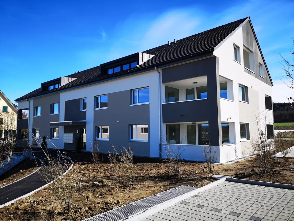Wow, helle Dachwohnung im Eigentumsstandard mit grosszügigem Balkon