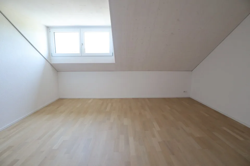 Wow, helle Dachwohnung im Eigentumsstandard mit grosszügigem Balkon