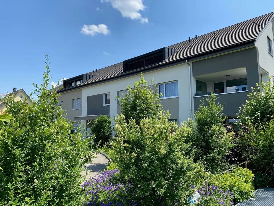 Wow, helle Dachwohnung im Eigentumsstandard mit grosszügigem Balkon