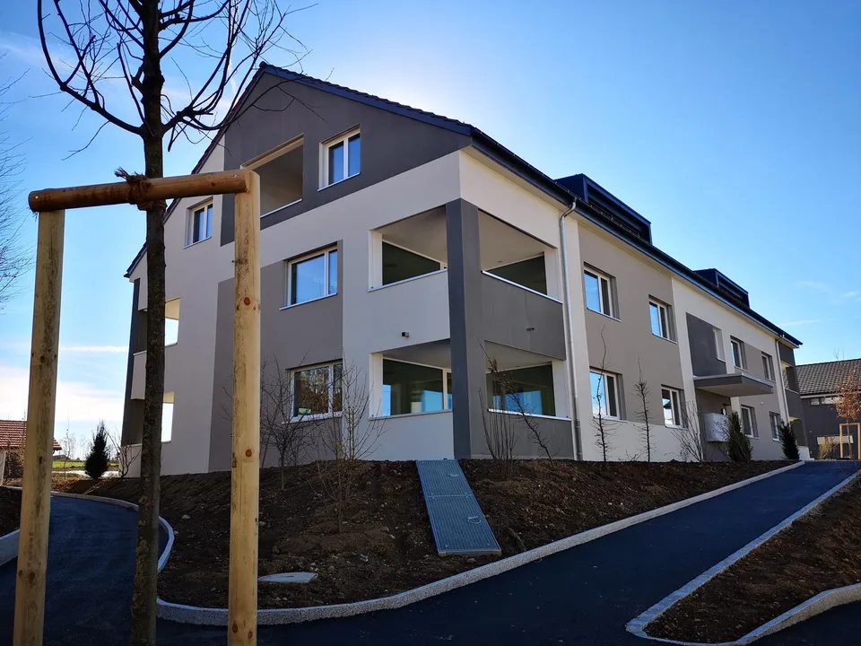 Wow, helle Dachwohnung im Eigentumsstandard mit grosszügigem Balkon