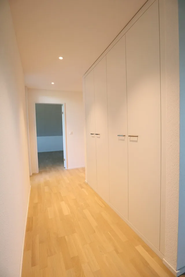 Wow, helle Dachwohnung im Eigentumsstandard mit grosszügigem Balkon