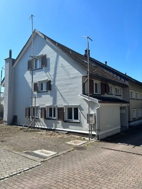 Älteres Reihen Wohnhaus zu verkaufen. Einseitig angebaut.