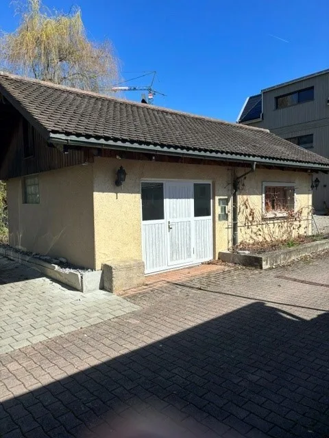 Älteres Reihen Wohnhaus zu verkaufen. Einseitig angebaut.