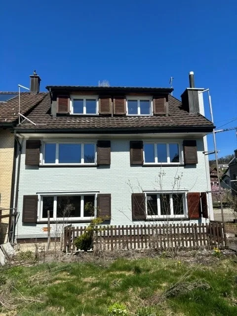 Älteres Reihen Wohnhaus zu verkaufen. Einseitig angebaut.