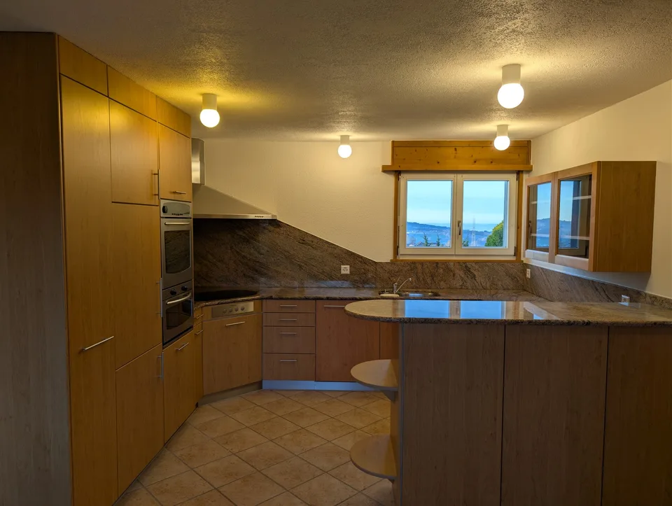 Grosszügige Wohnung mit Bergblick, Kamin, Steinofen, Sauna