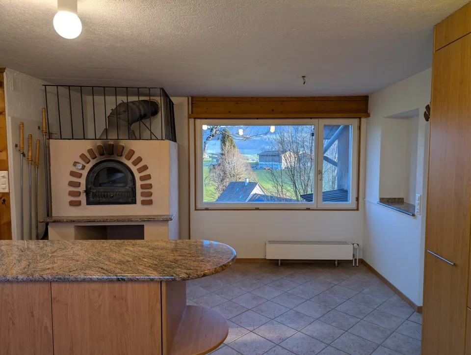 Grosszügige Wohnung mit Bergblick, Kamin, Steinofen, Sauna