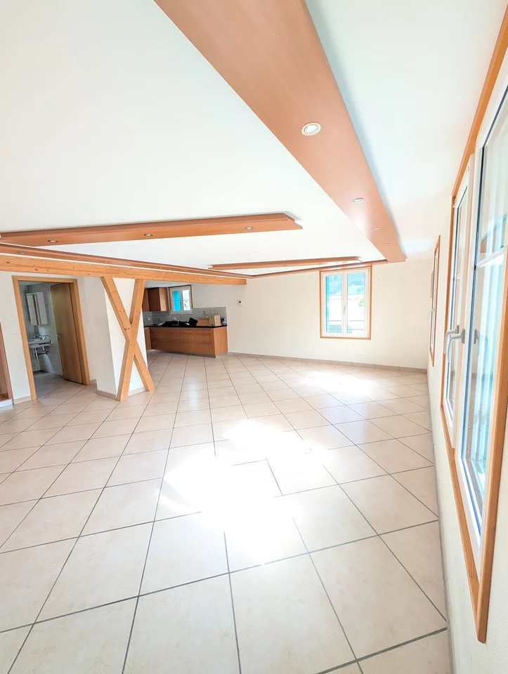 5.5-Zi-Maisonette Attika (127m²) im Zentrum: 2 min zu Bahnhof/Migros, 30min SG, 40min Zürich, mit Garten & Bergsicht