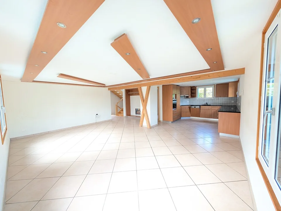 5.5-Zi-Maisonette Attika (127m²) im Zentrum: 2 min zu Bahnhof/Migros, 30min SG, 40min Zürich, mit Garten & Bergsicht