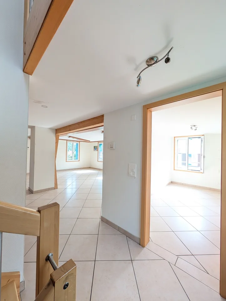 5.5-Zi-Maisonette Attika (127m²) im Zentrum: 2 min zu Bahnhof/Migros, 30min SG, 40min Zürich, mit Garten & Bergsicht