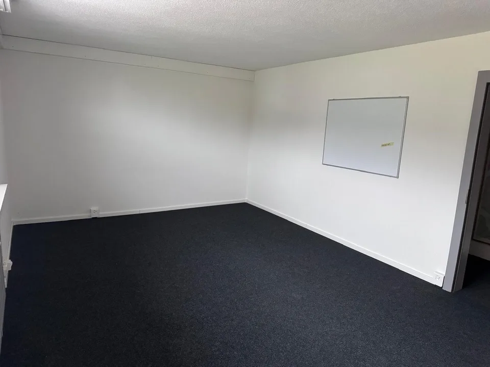 Parkplätze/Lagerplatz mit Büro (Teil- oder Gesamtmiete)