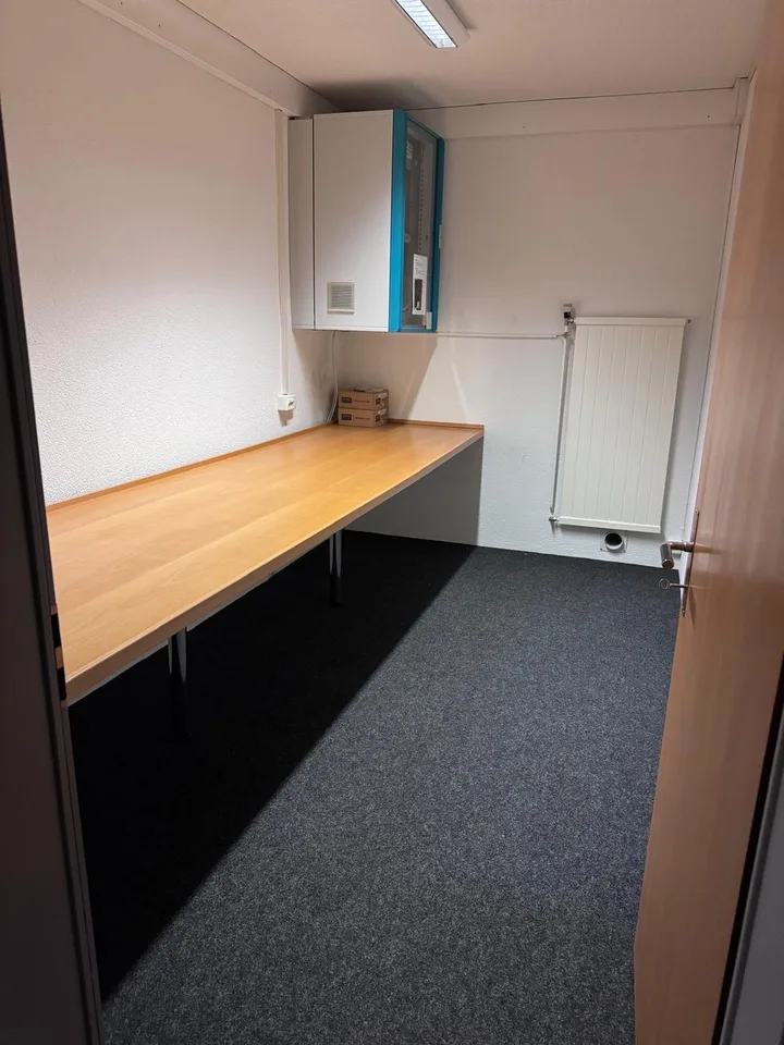 Parkplätze/Lagerplatz mit Büro (Teil- oder Gesamtmiete)