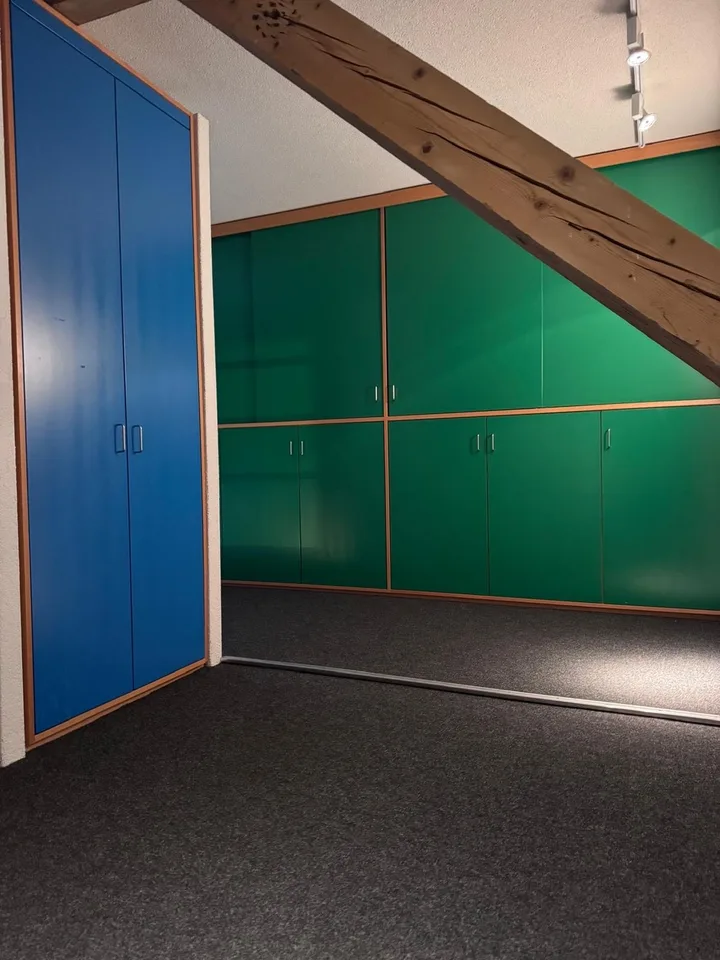 Parkplätze/Lagerplatz mit Büro (Teil- oder Gesamtmiete)