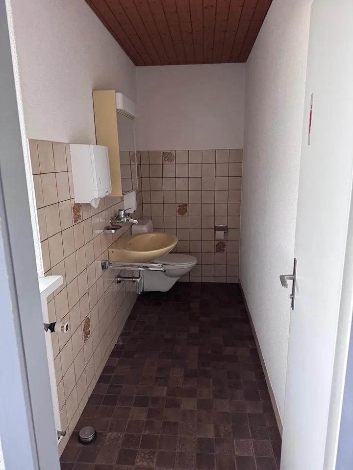 Parkplätze/Lagerplatz mit Büro (Teil- oder Gesamtmiete)