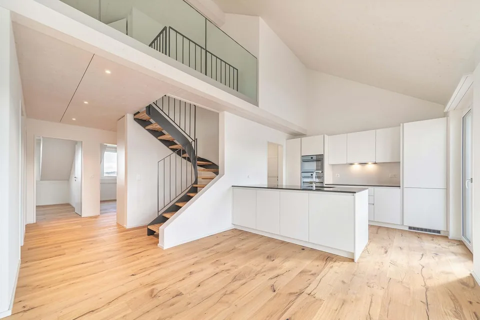 Exklusive 4.5 Zimmer-Galeriewohnung mit grosser Loggia