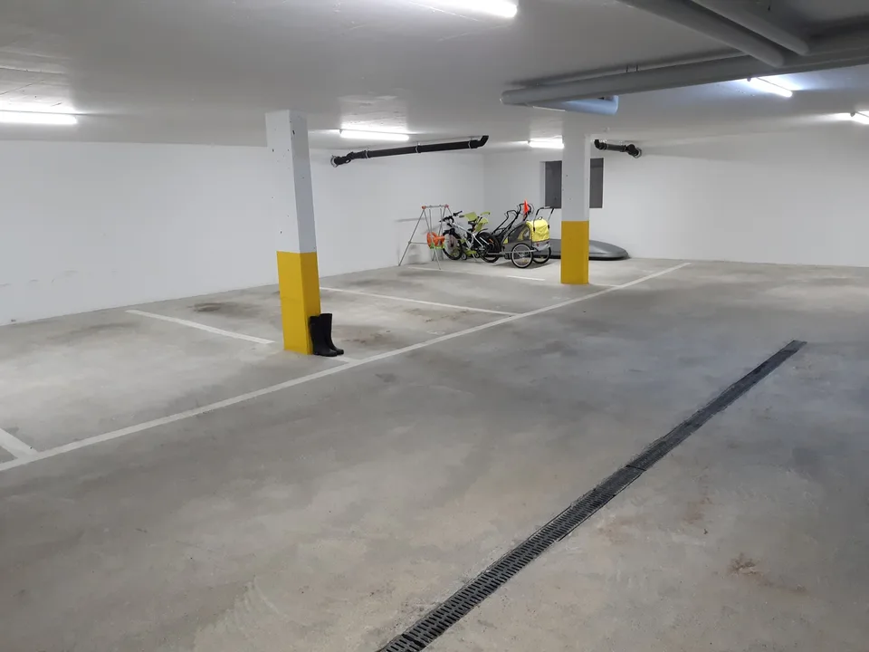 Heller und geräumiger Tiefgaragen-Stellplatz in Sommeri mieten