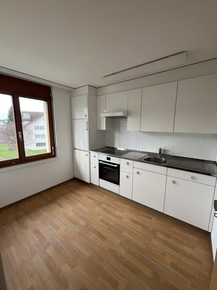 Die ideale Single-Wohnung. Grosszügiger Grundriss mit Balkon & Lift