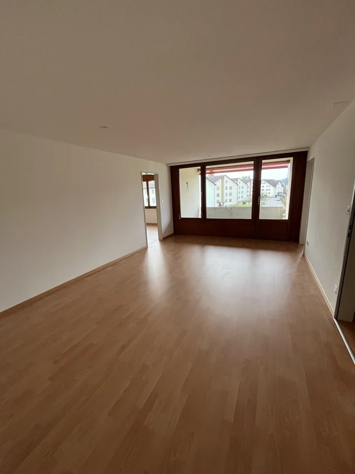 Die ideale Single-Wohnung. Grosszügiger Grundriss mit Balkon & Lift