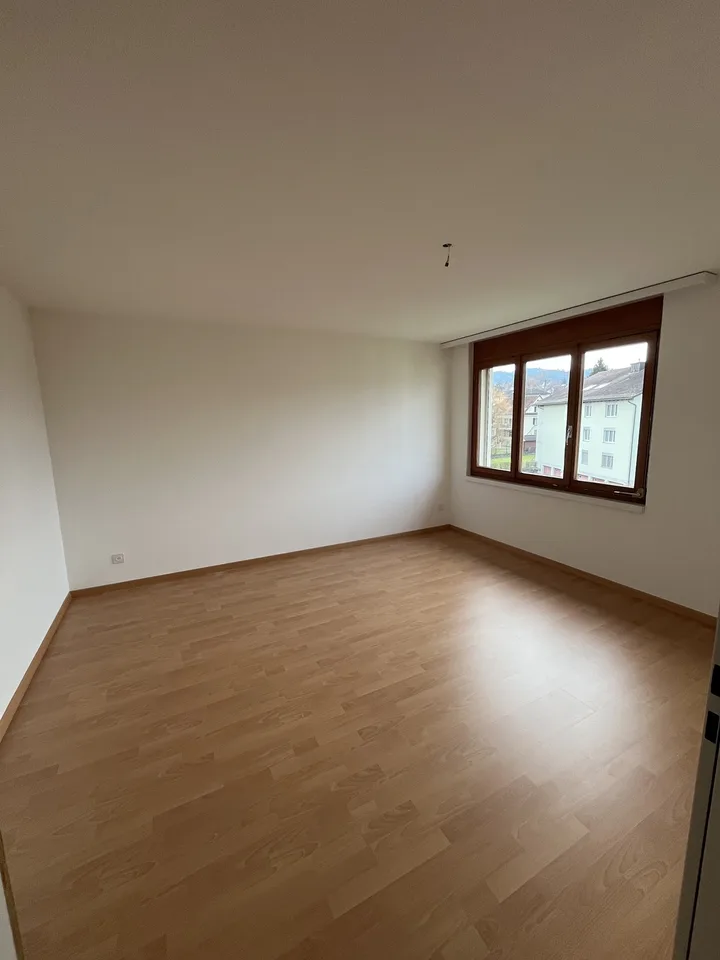 Die ideale Single-Wohnung. Grosszügiger Grundriss mit Balkon & Lift