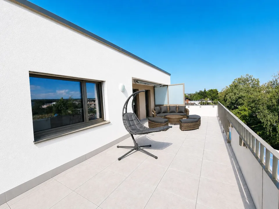 Helle Attika-Wohnung mit riesen Balkon
