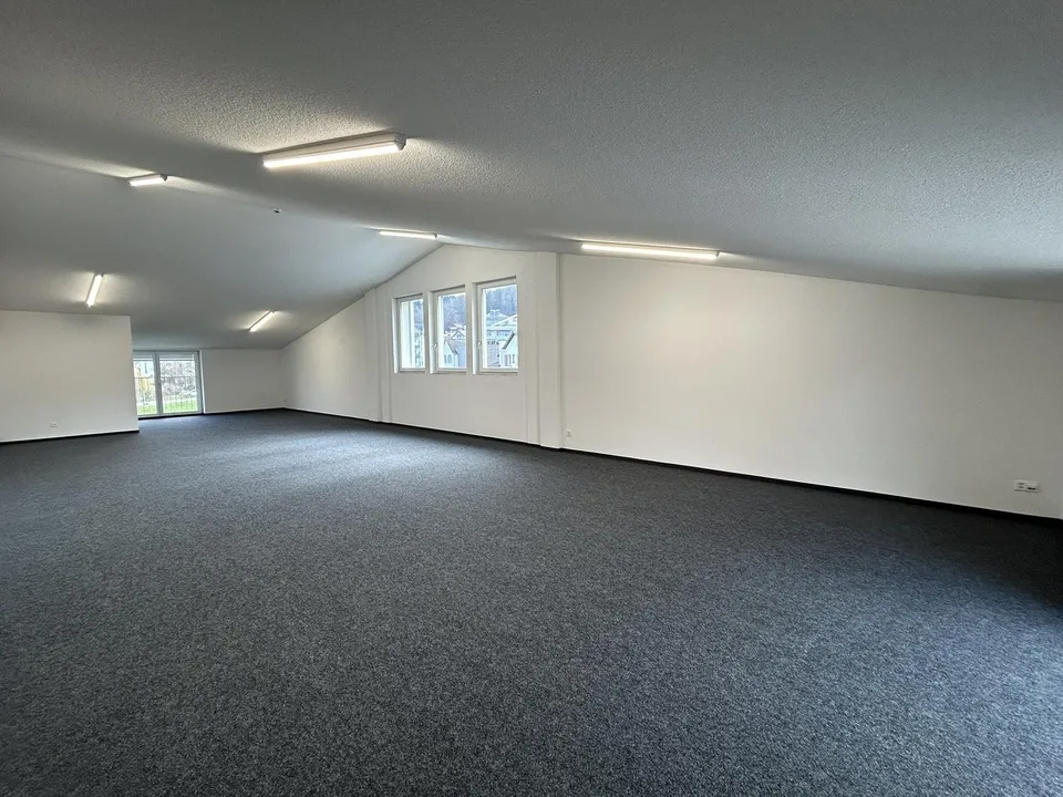 "Modernes und zentralgelegenes Büro für Ihr Business"