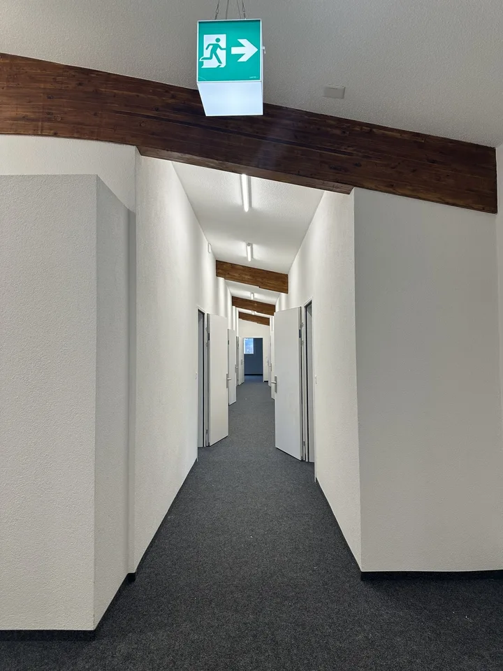 "Modernes und zentralgelegenes Büro für Ihr Business"