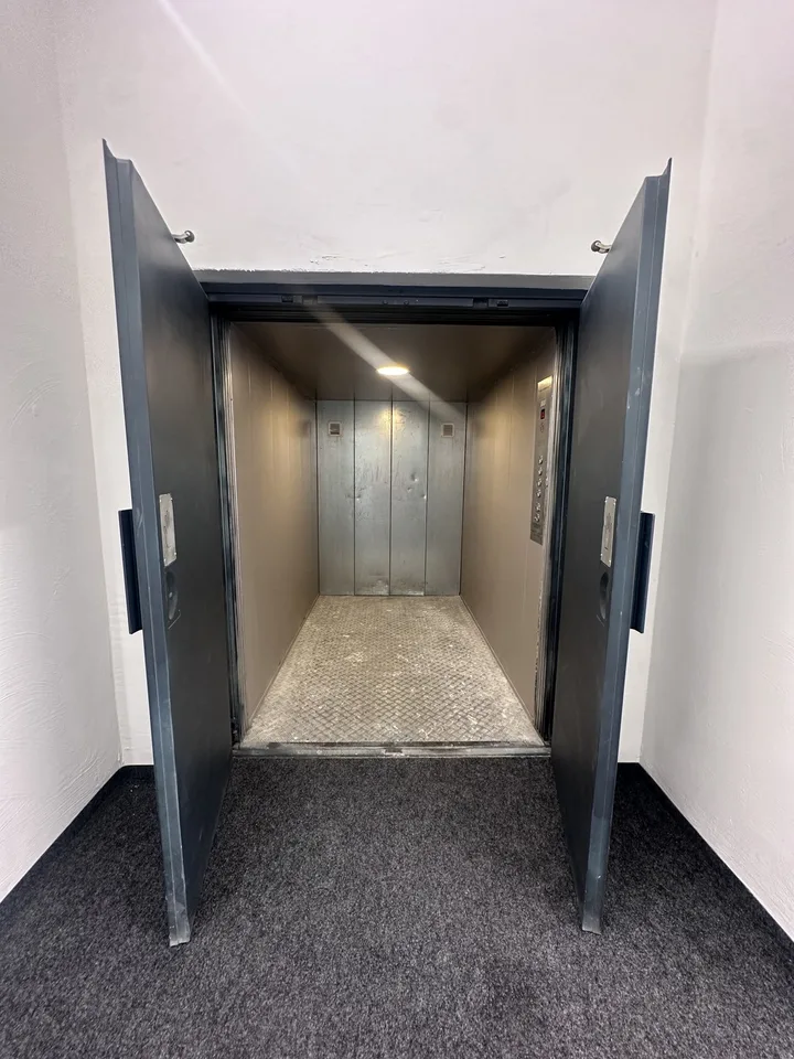 "Modernes und zentralgelegenes Büro für Ihr Business"