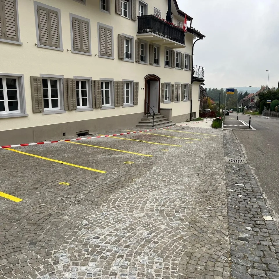 Zehn Parkplätze zu vermieten