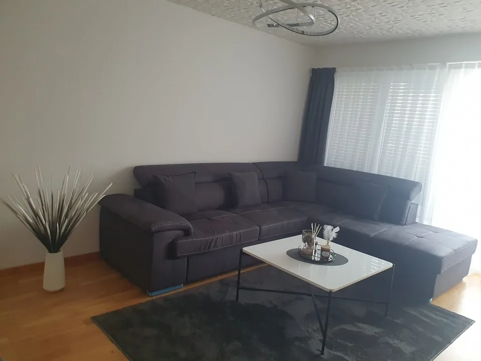Im obersten Stock mit Lift und Balkon