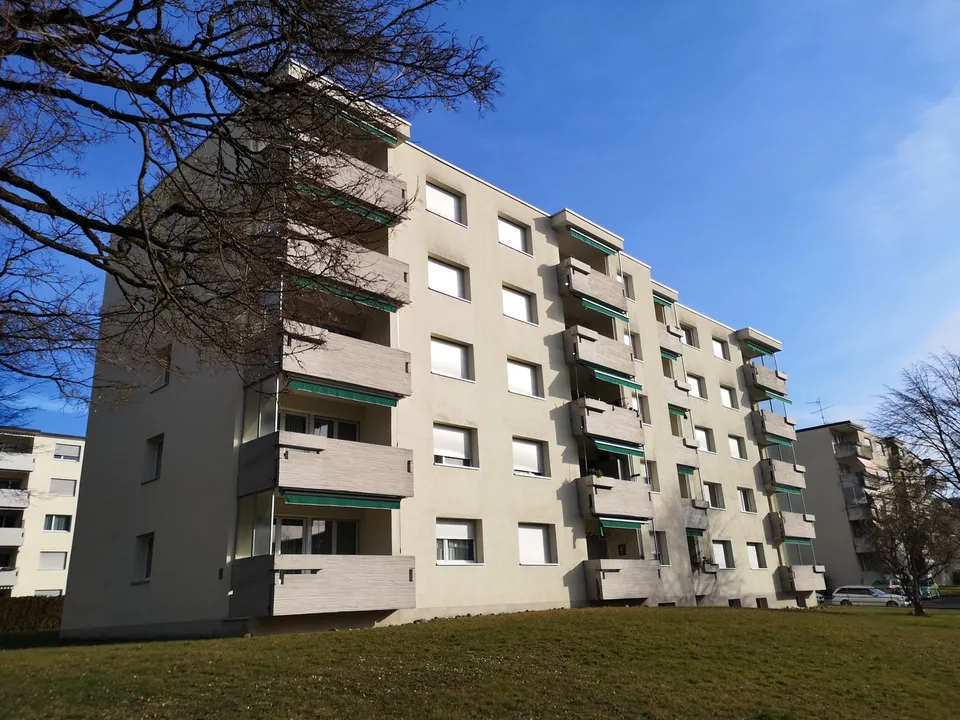 Im obersten Stock mit Lift und Balkon