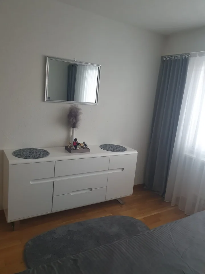 Im obersten Stock mit Lift und Balkon