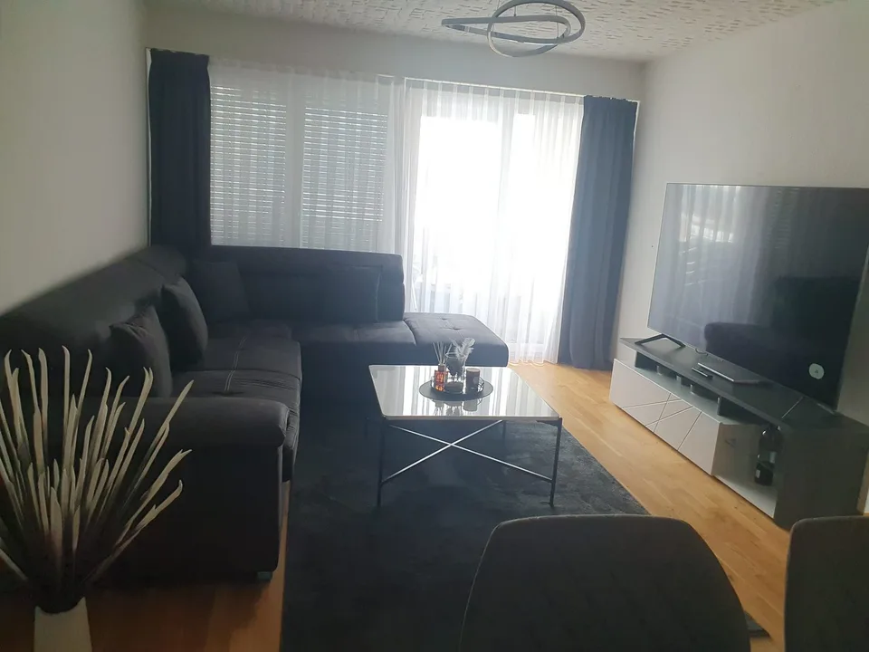 Im obersten Stock mit Lift und Balkon