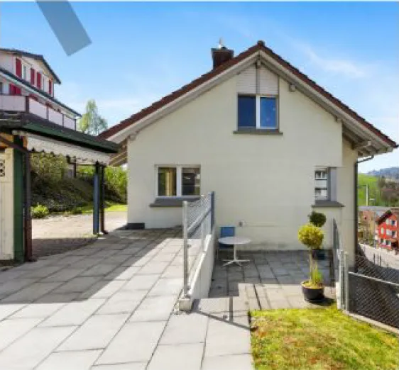 Maison de famille spacieuse de 6,5 pièces avec cheminée, jardin et accès direct au garage à Herisau