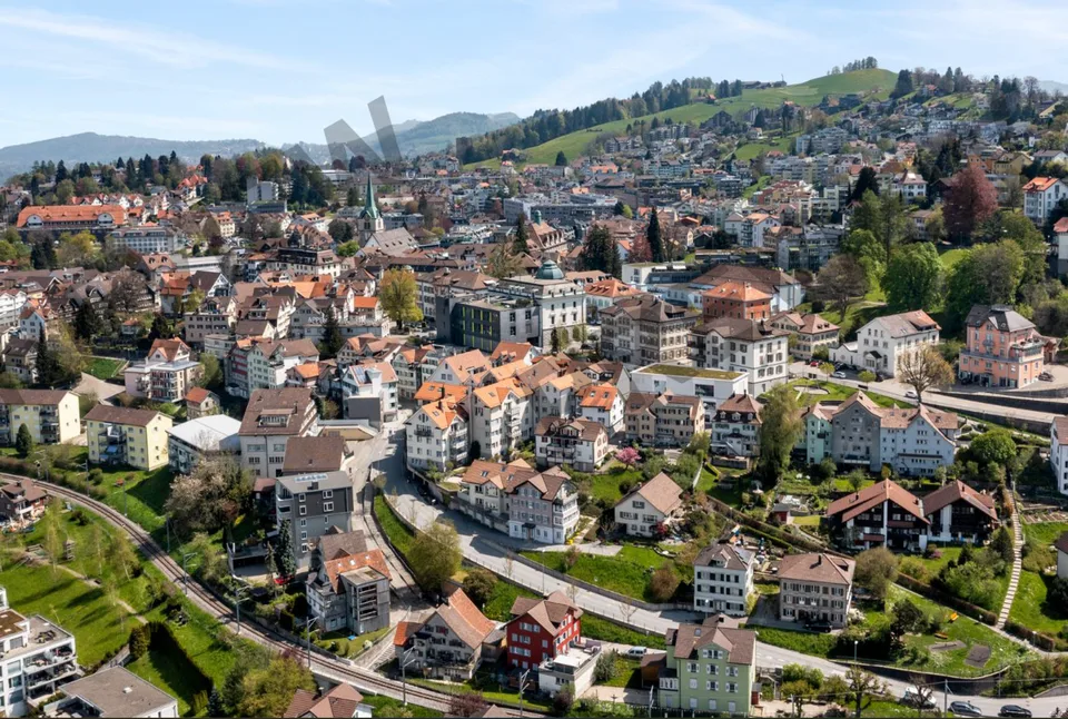 Maison de famille spacieuse de 6,5 pièces avec cheminée, jardin et accès direct au garage à Herisau