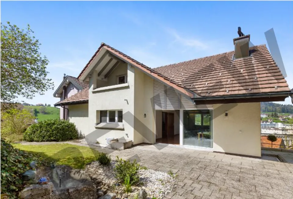 Maison de famille spacieuse de 6,5 pièces avec cheminée, jardin et accès direct au garage à Herisau