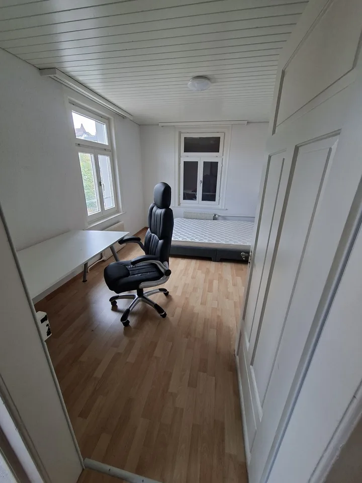 Helles & möbliertes Zimmer in WG mit Wohnzimmer 3.OG Zimmer 2