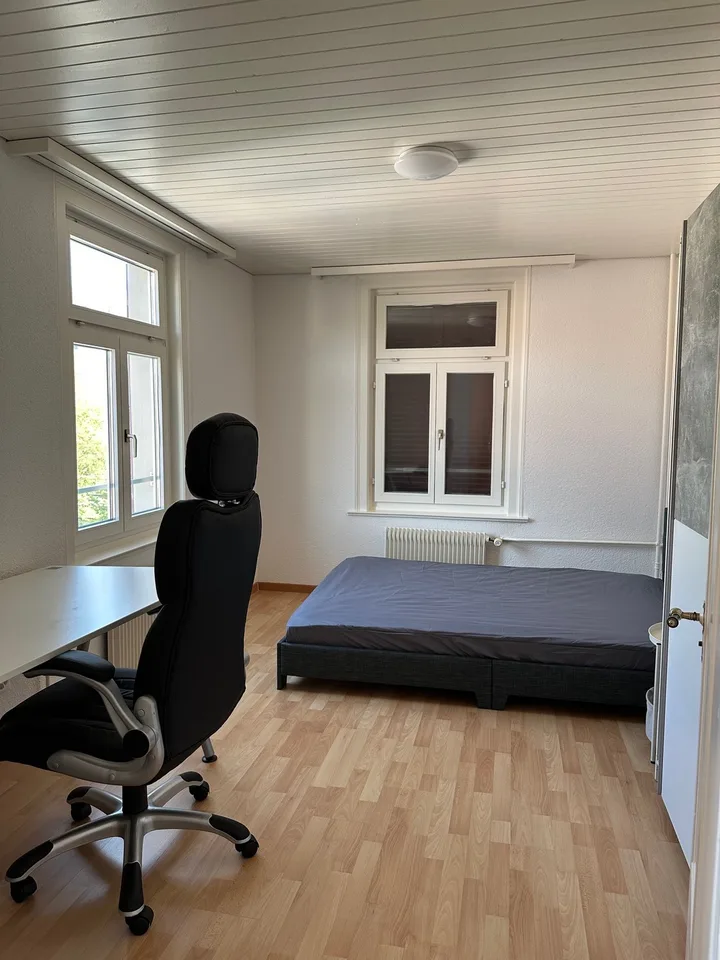 Helles & möbliertes Zimmer in WG mit Wohnzimmer 3.OG Zimmer 2