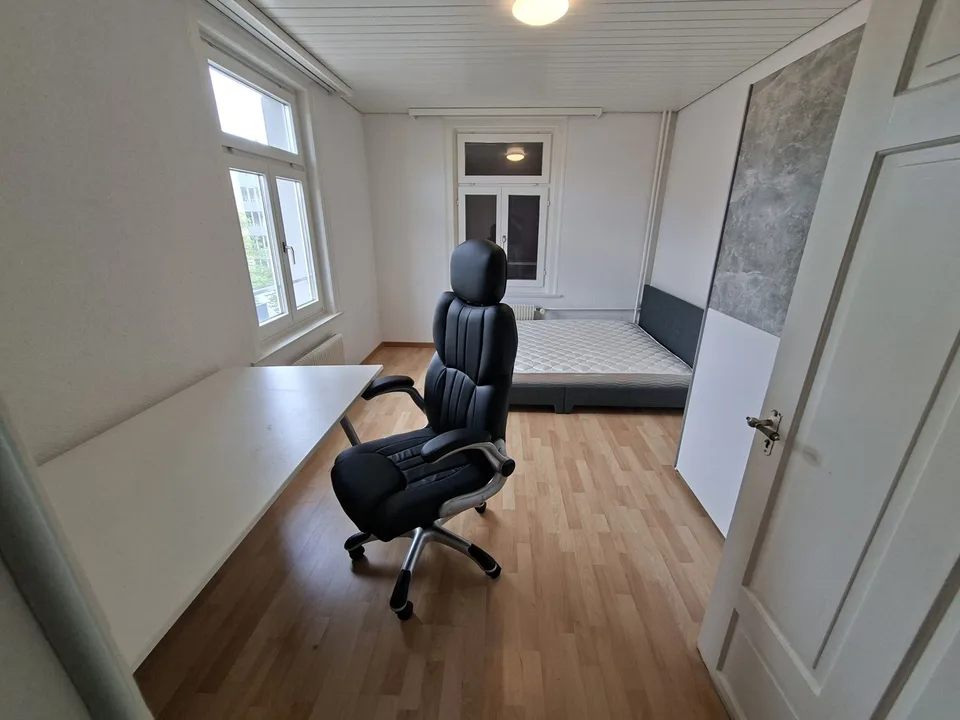 Helles & möbliertes Zimmer in WG mit Wohnzimmer 3.OG Zimmer 2