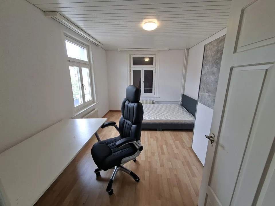 Helles & möbliertes Zimmer in WG mit Wohnzimmer 3.OG Zimmer 2