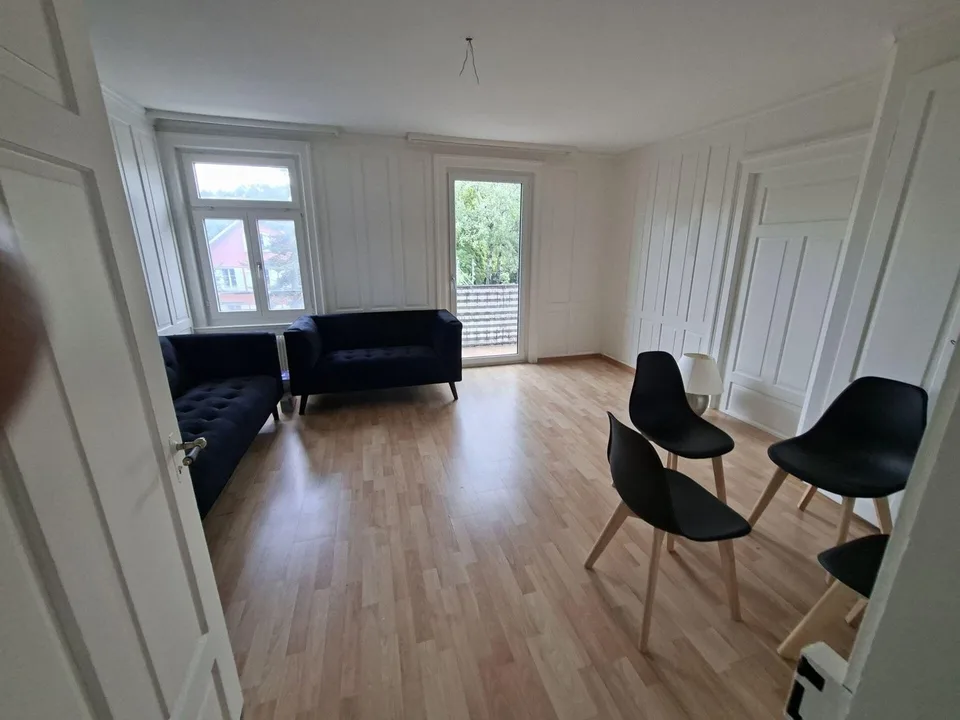 Helles & möbliertes Zimmer in WG mit Wohnzimmer 3.OG Zimmer 2