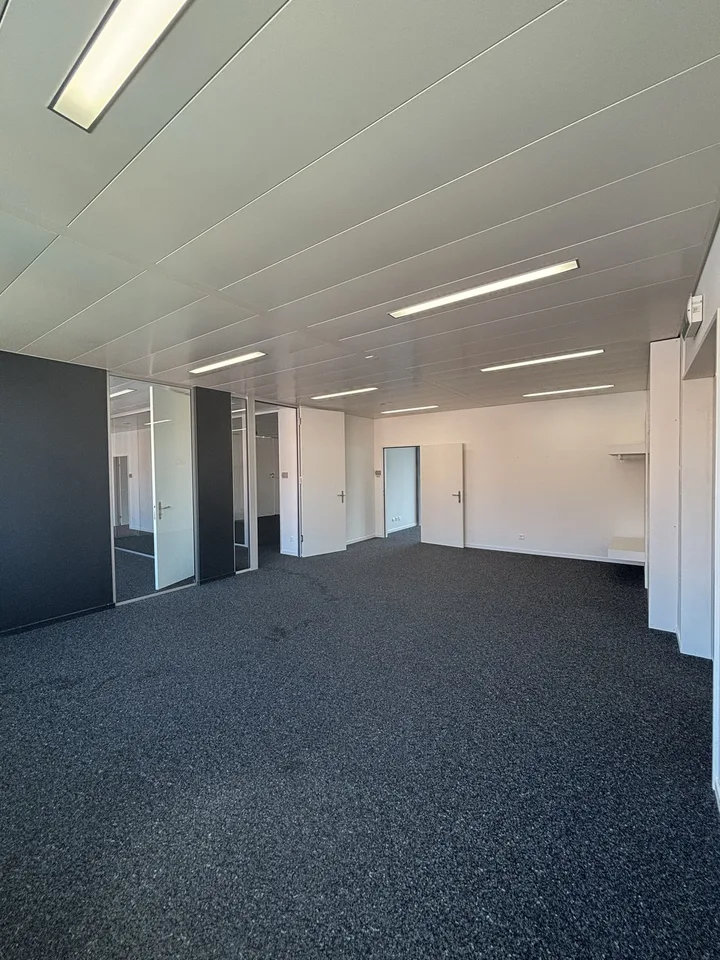 Moderne Bürofläche mit Top-Anbindung – 384.2 m² im Minergie®-Standard – foto 24 di 24