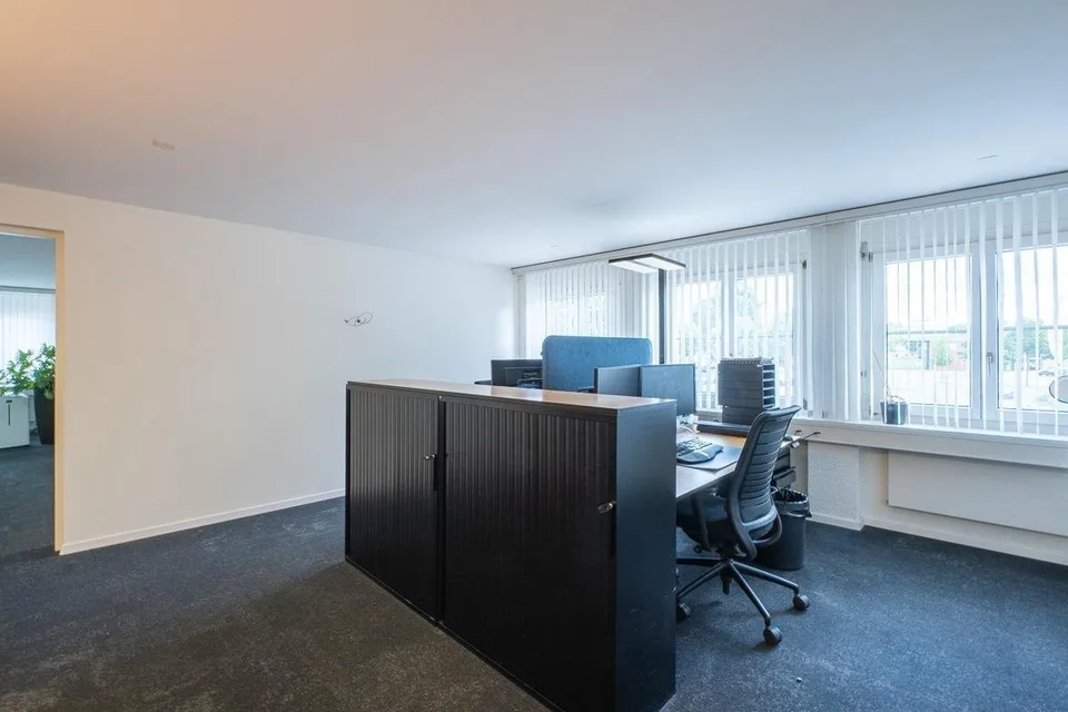 Bezugsbereite Büro-/Praxisfläche im 1. OG