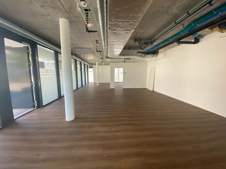 Moderner Gewerberaum mit viel Tageslicht – ideal als Büro oder Praxis