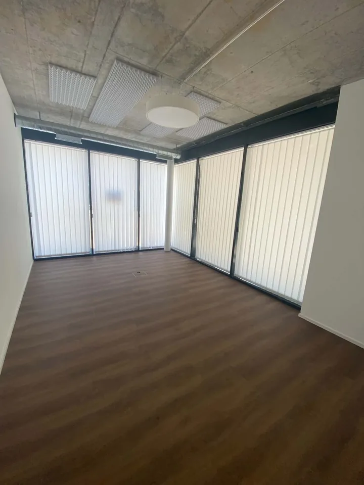 Moderner Gewerberaum mit viel Tageslicht – ideal als Büro oder Praxis