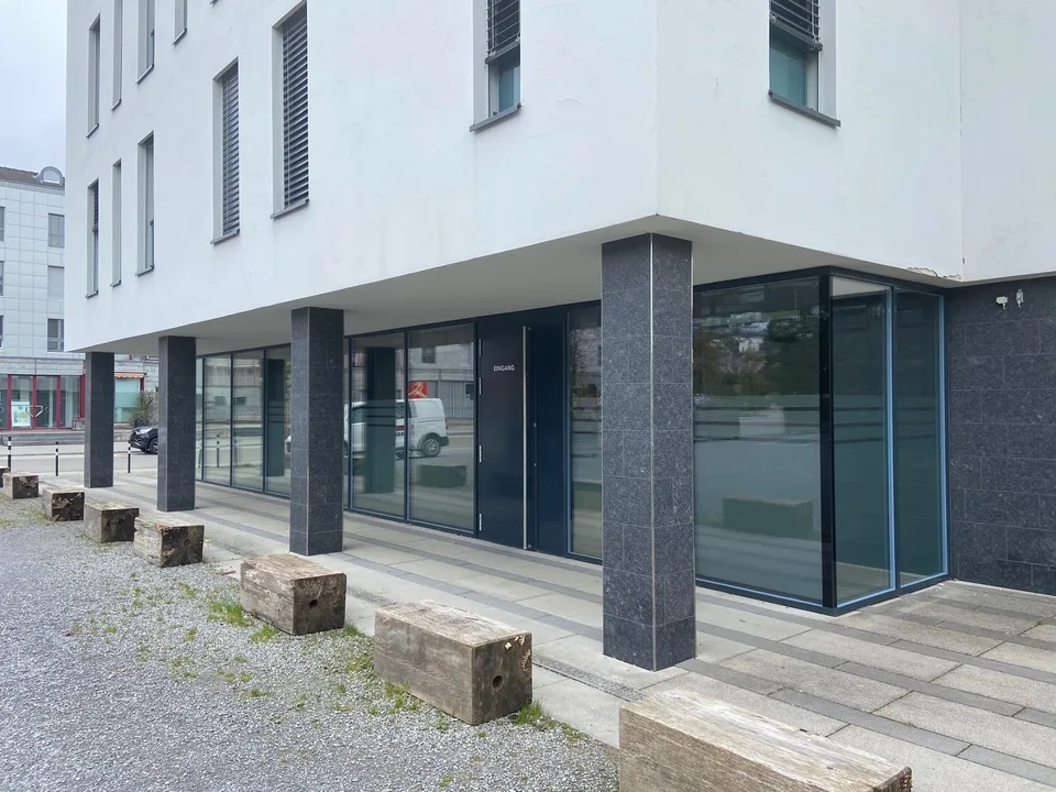 Moderner Gewerberaum mit viel Tageslicht – ideal als Büro oder Praxis