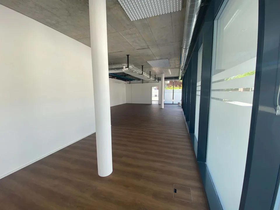 Moderner Gewerberaum mit viel Tageslicht – ideal als Büro oder Praxis