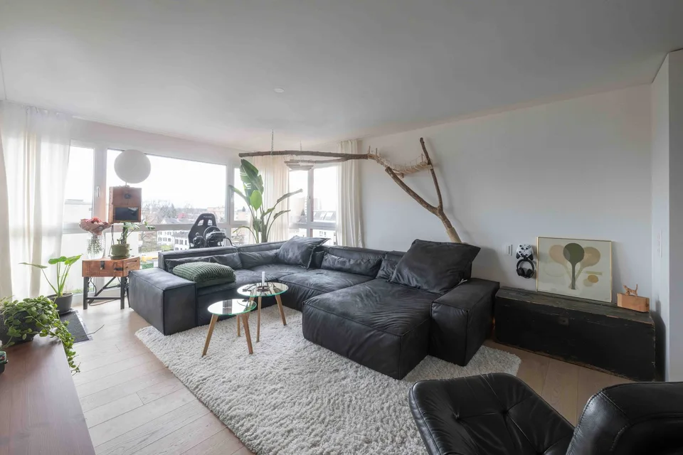 Helles WG-Zimmer in traumhafter Attikawohnung mit Whirlpool, Billiardtisch & Homekino