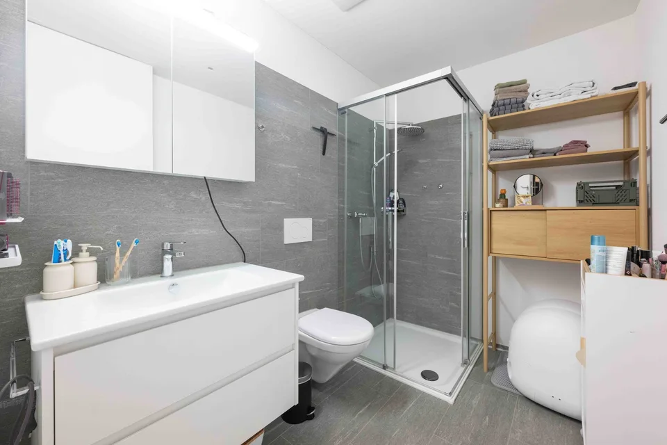 Helles WG-Zimmer in traumhafter Attikawohnung mit Whirlpool, Billiardtisch & Homekino