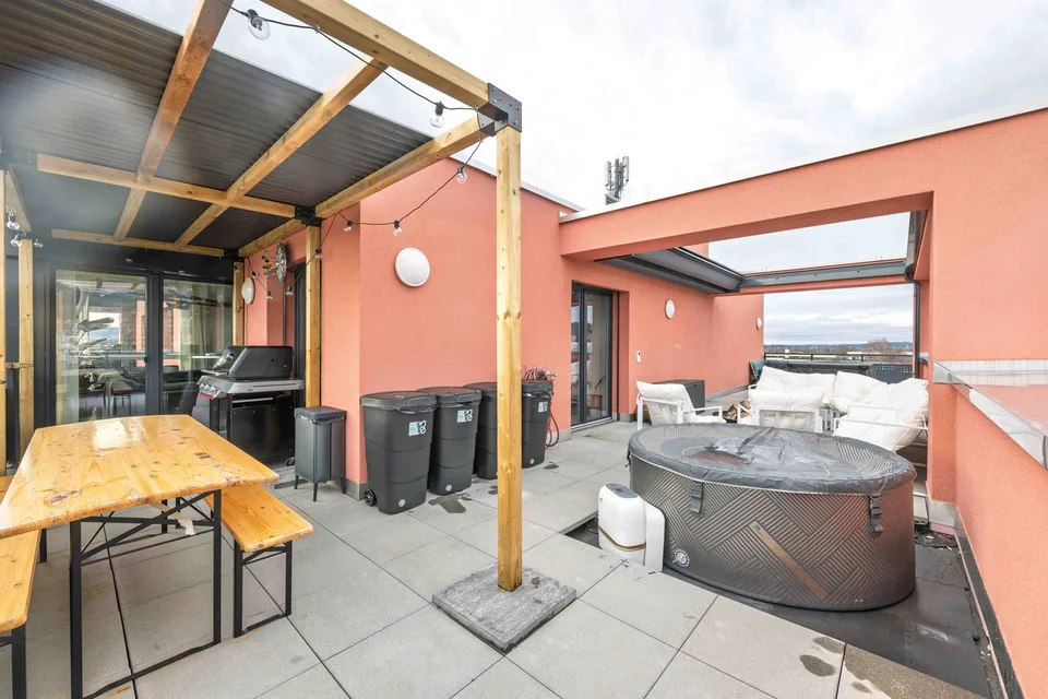 Helles WG-Zimmer in traumhafter Attikawohnung mit Whirlpool, Billiardtisch & Homekino